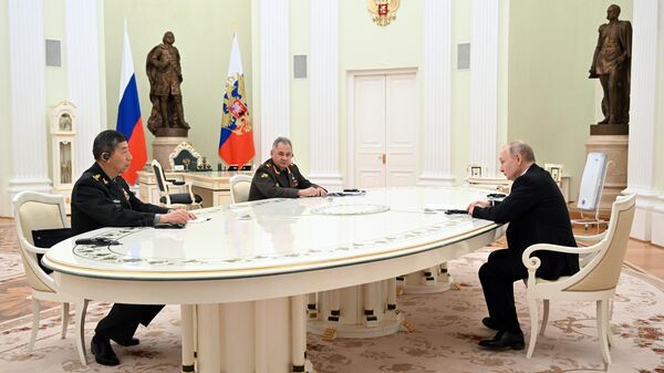 Rabochaya vstrecha prezidenta RF V. Putina s ministrom oboroni KNR Li Shanfu. - Sputnik O‘zbekiston