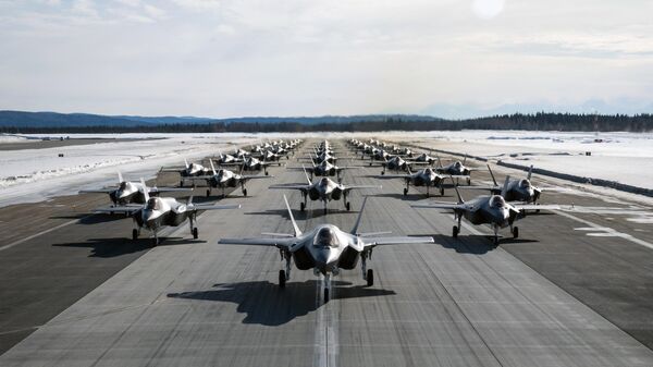 Истребители F-35A Lightning II во время плановых учений по боевой готовности на военно-воздушной базе Эйлсон, Аляска, 25 марта 2022 года. - Sputnik Ўзбекистон