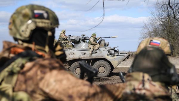Бронетранспортер БТР-82 на позициях в южном секторе спецоперации. - Sputnik Узбекистан