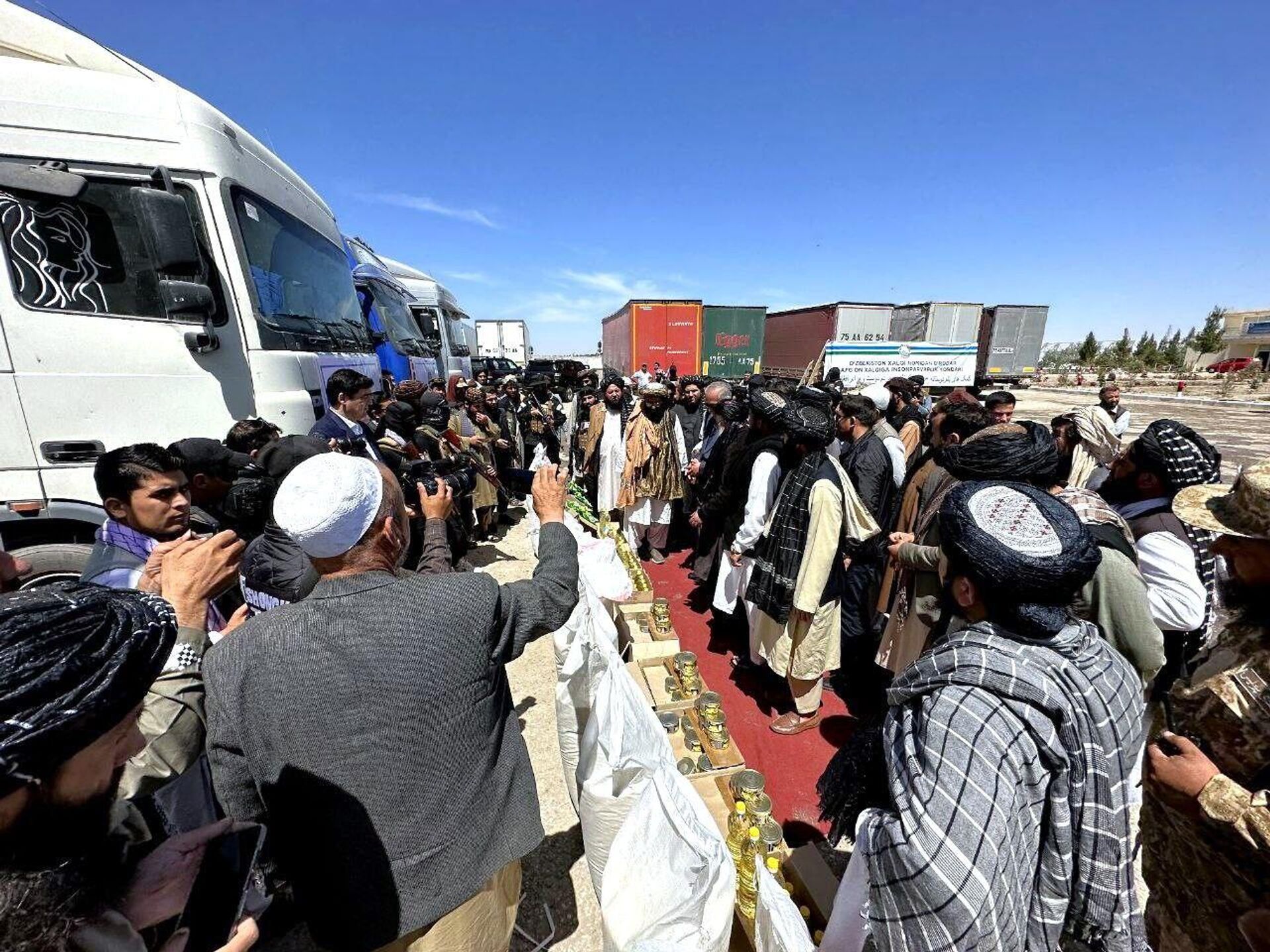 Узбекистан направил Афганистану грузовиков с гумпомощью - Sputnik Узбекистан, 1920, 19.04.2023