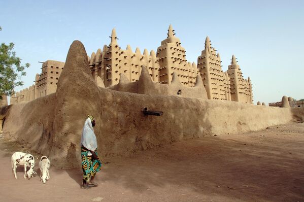 Большая глиняная мечеть в центре Дженне в Сахаре, Мали. - Sputnik Узбекистан