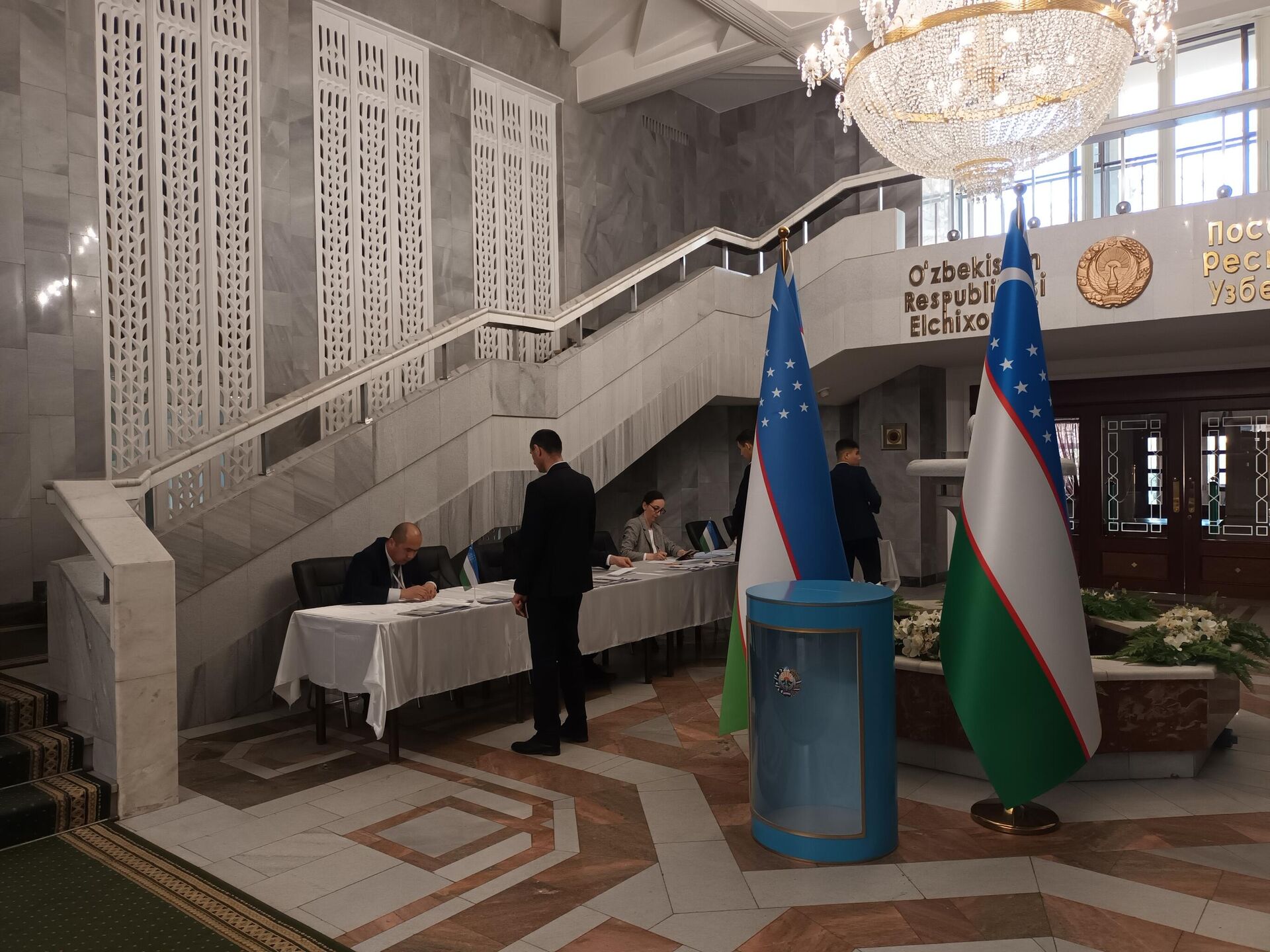 Досрочное голосование по Конституционному закону в посольстве Узбекистана в Москве. - Sputnik Узбекистан, 1920, 19.04.2023