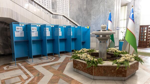 Kabinki dlya golosovaniya  v posolstve Uzbekistana v Moskve. Arxivnoe foto - Sputnik O‘zbekiston