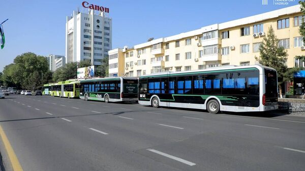 Novie avtobusi, vishedshie na marshruti v Tashkente 20-aprelya. - Sputnik O‘zbekiston