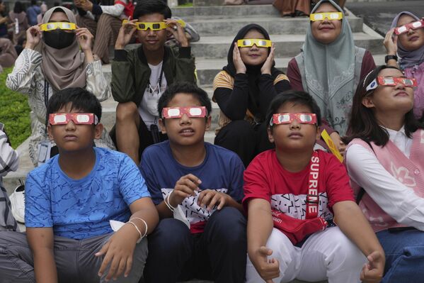 Индонезийские дети наблюдают за солнечным затмением в Джакарте.  - Sputnik Узбекистан