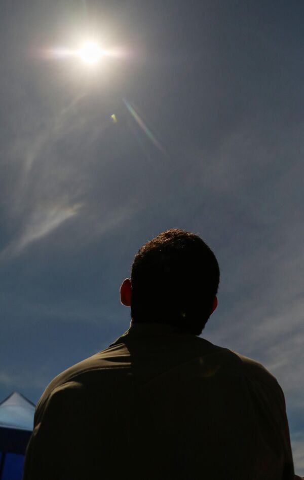 Вид на солнечное затмение через специальные очки.  - Sputnik Узбекистан