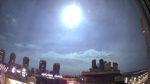 Яркая вспышка в небе над Киевом 19 апреля 2023 года. - Sputnik Ўзбекистон