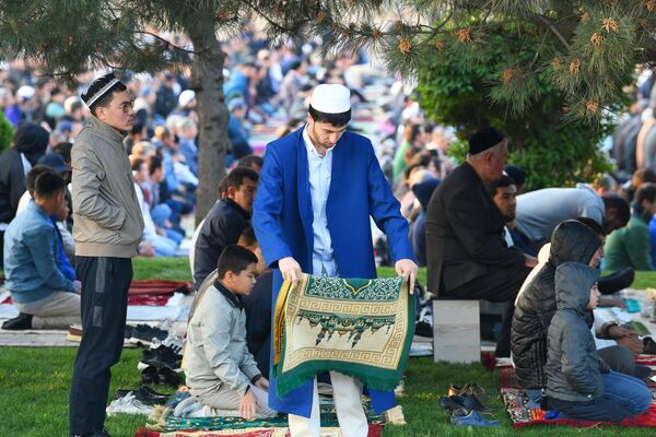Мусульмане расстилают молитвенные коврики. - Sputnik Узбекистан