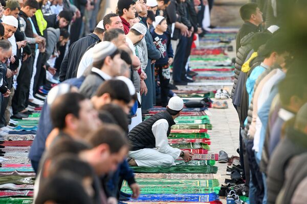 Мусульмане ждут начала праздничной молитвы. - Sputnik Узбекистан