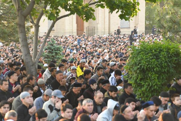 Более 10 тыс. человек собрались у мечети Хаст Имам на молитву. - Sputnik Узбекистан