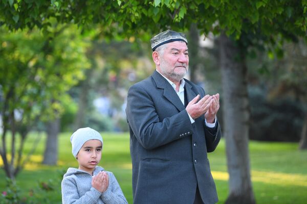 Дедушка и внук на молитве. - Sputnik Узбекистан