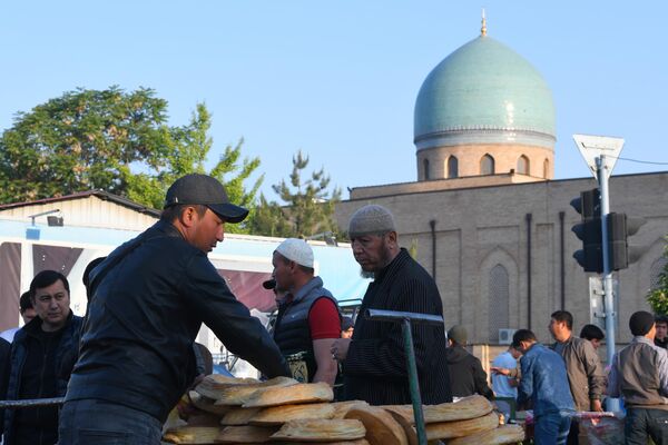 Продажа лепешек после праздничного намаза.  - Sputnik Узбекистан