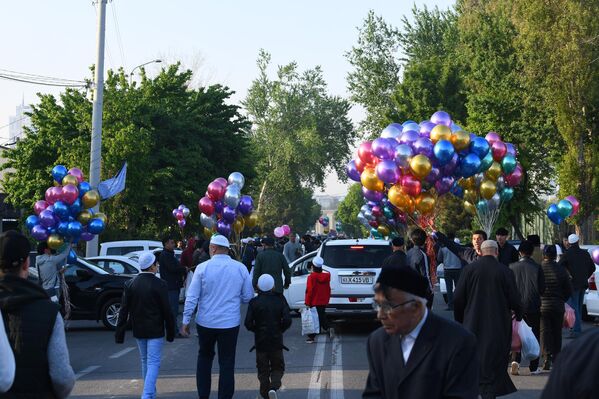 Мусульмане возвращаются домой после молитвы Рамазан хайит.  - Sputnik Узбекистан