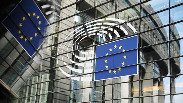 Логотип Евросоюза на здании штаб-квартиры Европейского парламента в Брюсселе. - Sputnik Ўзбекистон