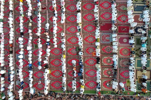 Праздничная молитва на футбольном стадионе в Кувейте. - Sputnik Узбекистан