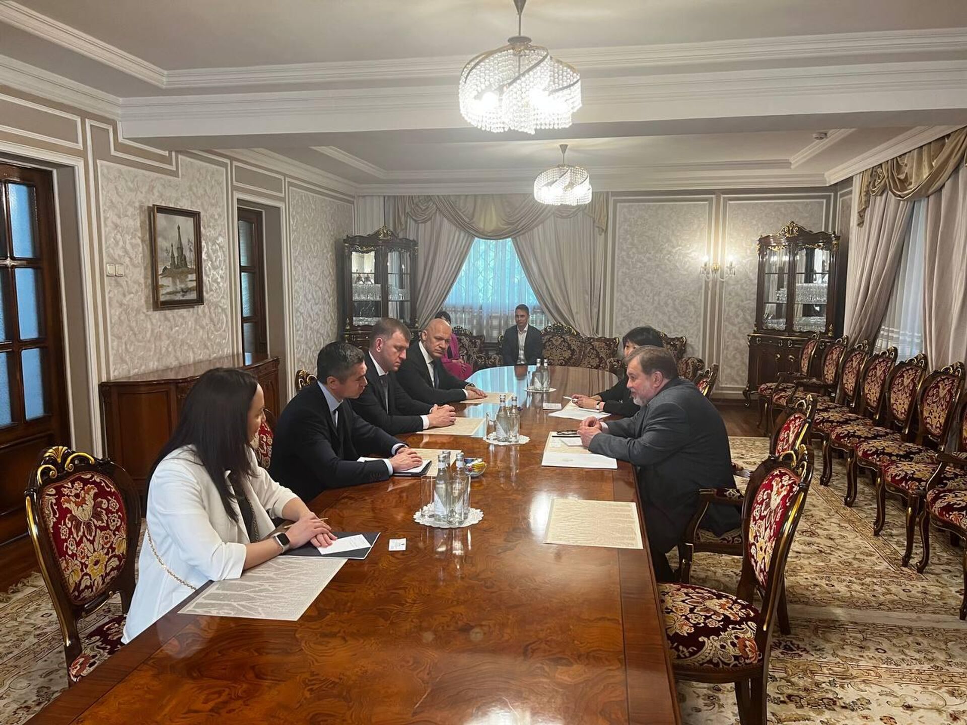  посол Олег Мальгинов провел встречи с руководителями делегаций российских регионов - Sputnik Узбекистан, 1920, 25.04.2023