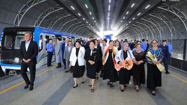 В Ташкенте начато движение поездов по надземной кольцевой линии метро через пять новых станций между массивами Куйлюк  и Строитель  - Sputnik Узбекистан