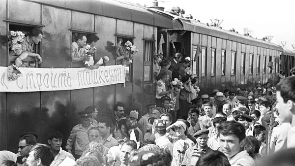 В Ташкент приезжают люди со всех концов Советского Союза отстраивать город после землетрясения 26 апреля 1966 года - Sputnik Узбекистан