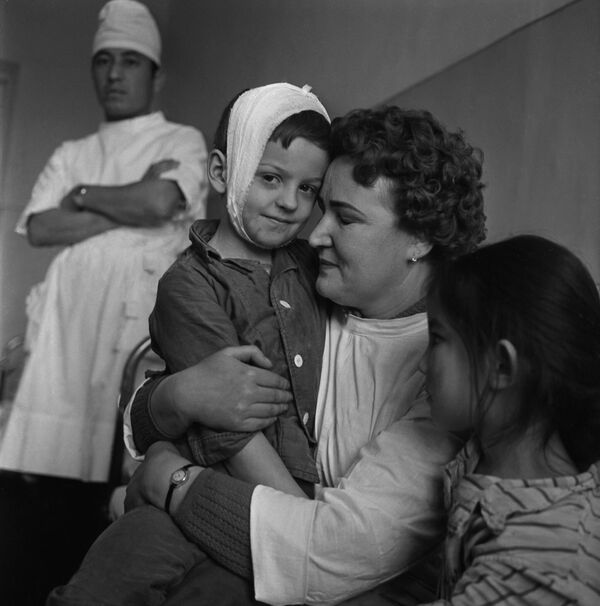 Медсестра Валентина Ефремова в больнице города Ташкента со спасенными ею во время землетрясения детьми - Sputnik Узбекистан