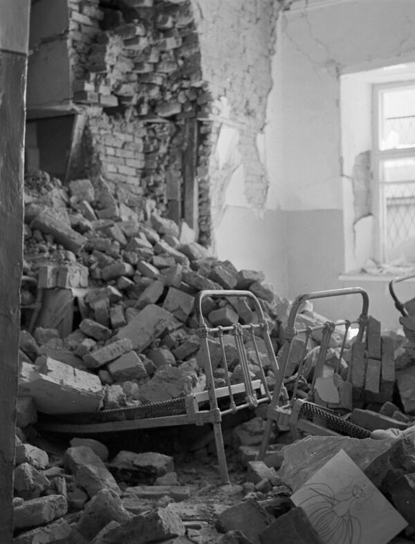 Глинобитный дом в Ташкенте, разрушенный во время землетрясения 26 апреля 1966 года - Sputnik Узбекистан