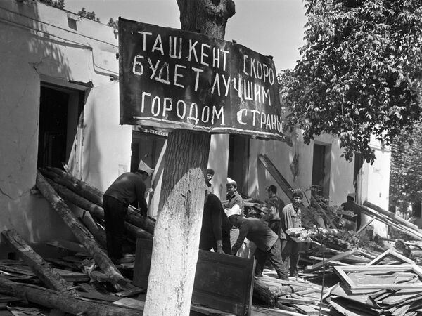 Жители города Ташкента разбирают разрушенные дома. - Sputnik Узбекистан