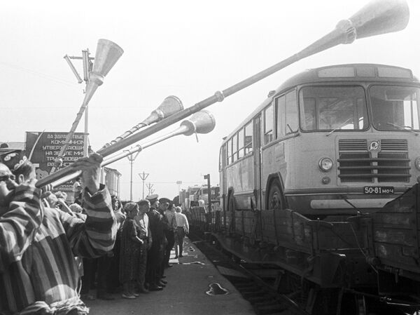 В пострадавший Ташкент шла помощь из всех союзных республик СССР. - Sputnik Узбекистан