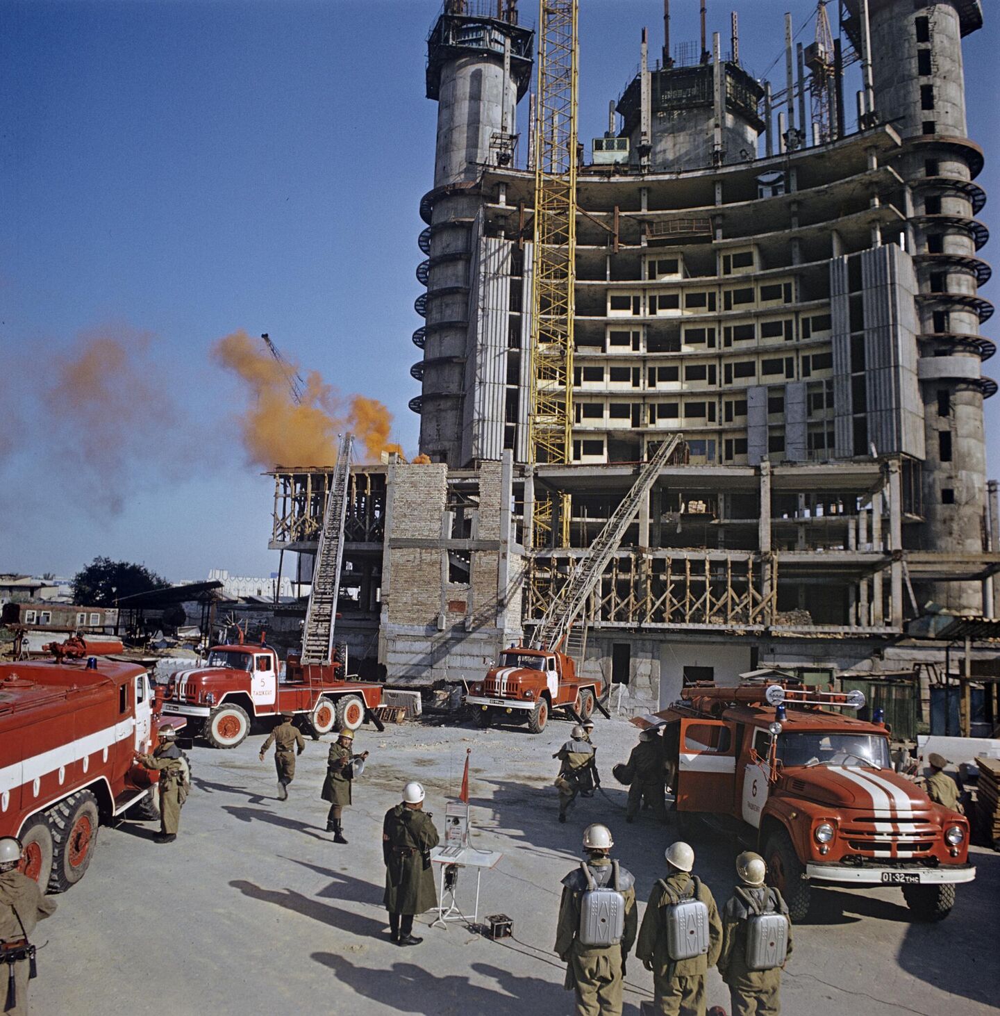 Пожарные учения в строящемся здании Чорсу гостиница Москва. - Sputnik Узбекистан