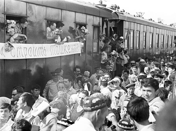 Добровольцы, приехавшие со всех концов Советского Союза, отстраивать город после землетрясения.  - Sputnik Узбекистан