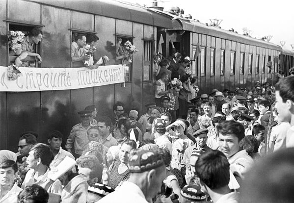 В Ташкент приезжают люди со всех концов Советского Союза, чтобы отстраивать город после землетрясения 26 апреля 1966 года. - Sputnik Узбекистан