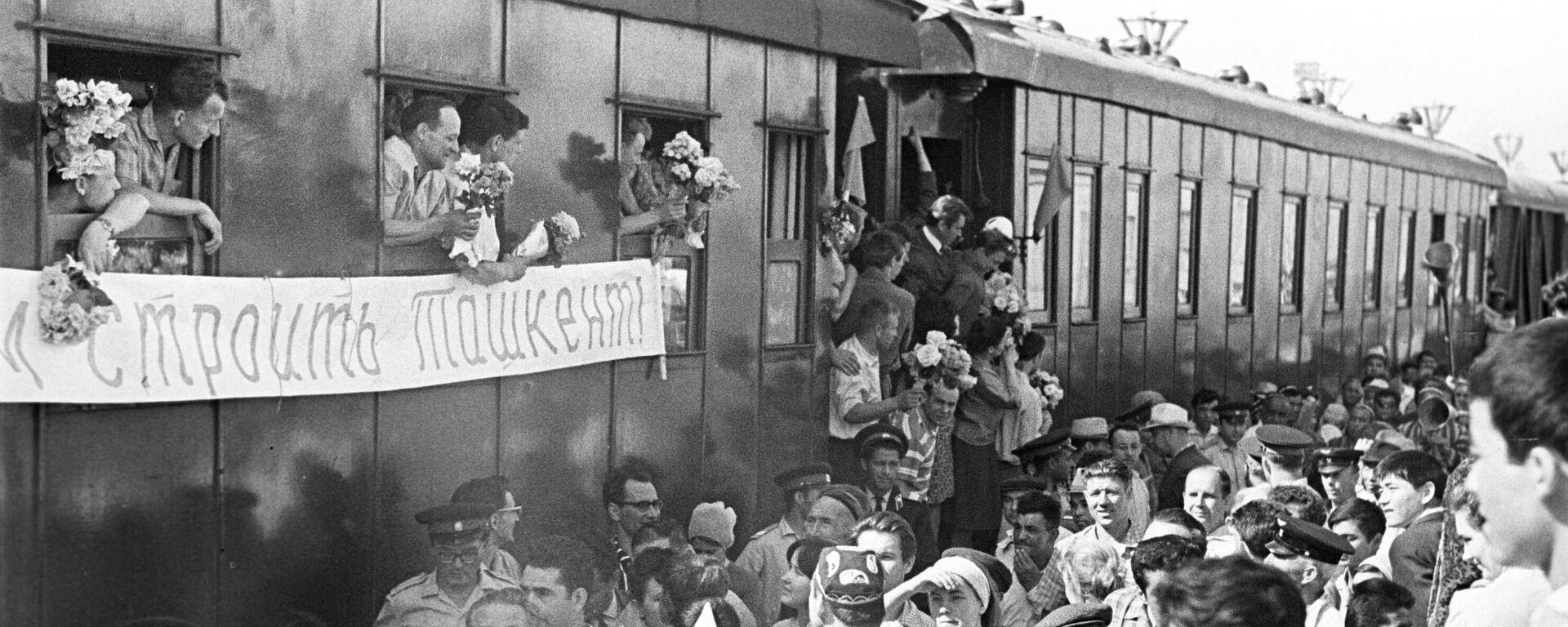 V Tashkent priyezjayut lyudi so vsex konsov Sovetskogo Soyuza otstraivat gorod posle zemletraseniya 26-aprelya 1966 goda - Sputnik O‘zbekiston, 1920, 26.04.2023