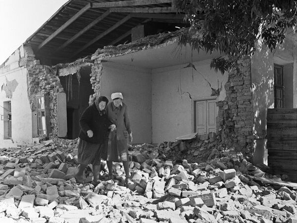 Развалины дома, разрушенного во время землетрясения. - Sputnik Узбекистан