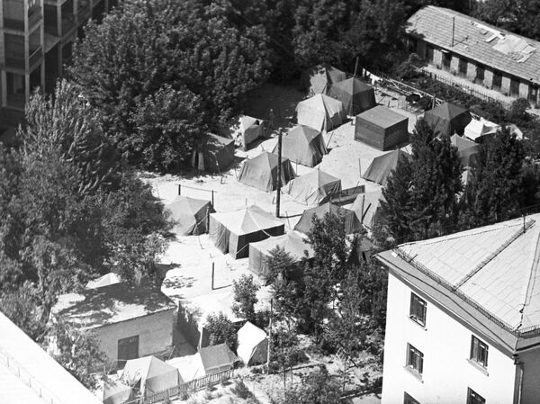 Палаточный городок, где живут жители разрушенных домов. - Sputnik Узбекистан