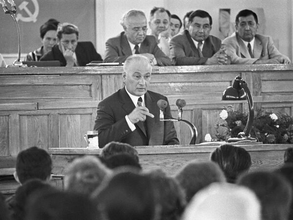 Шараф Рашидов во время выступления на сессии Академии наук Узбекской ССР. - Sputnik Узбекистан