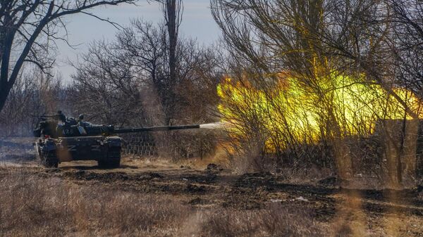 Военнослужащие ведут наступление в районе линии соприкосновения в поселке Марьинка Донецкой области. - Sputnik Узбекистан