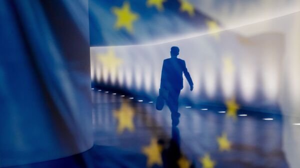 Отражение мужчины на фоне флага ЕС - Sputnik Ўзбекистон