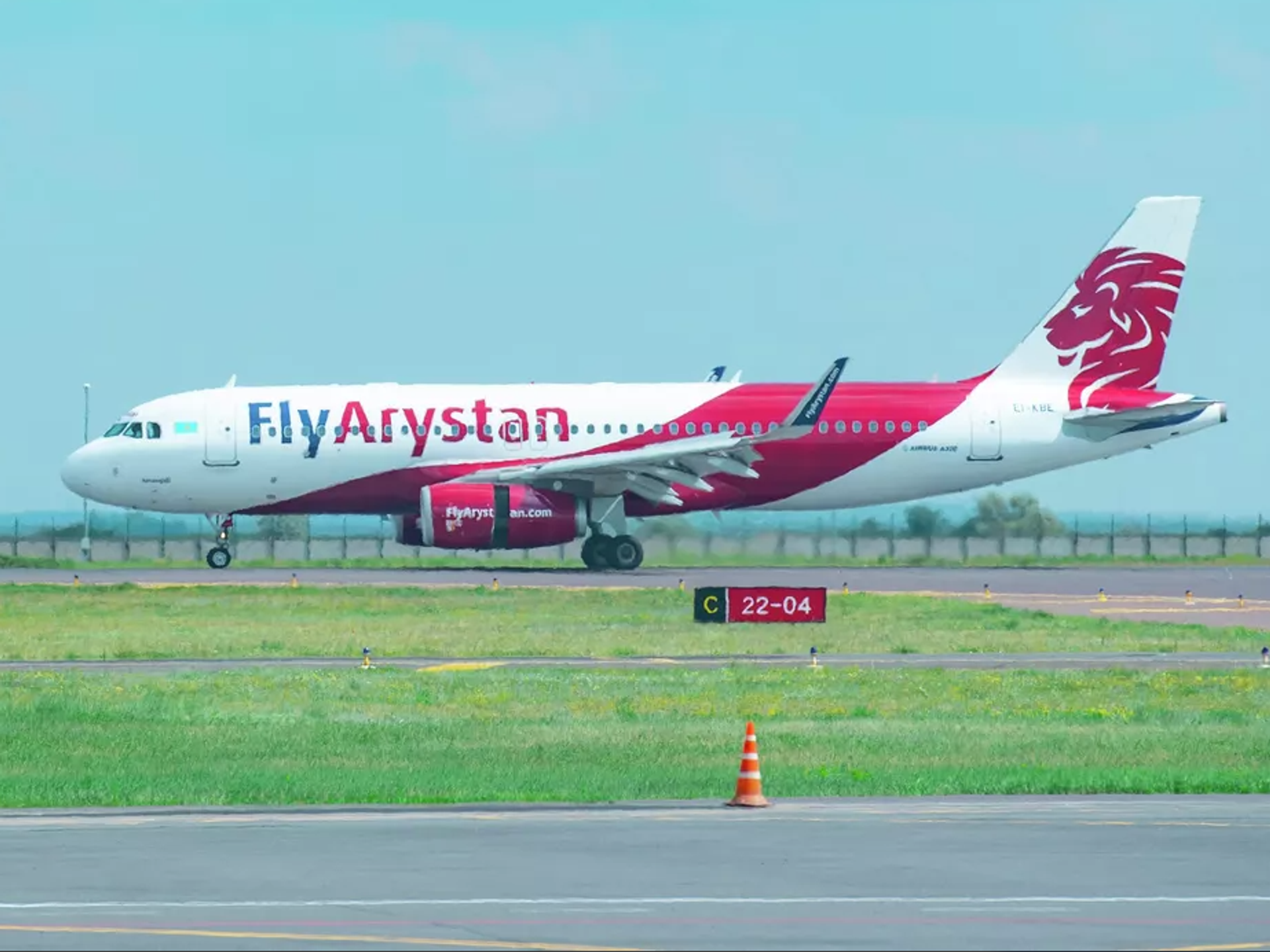 Эйр г. Самолеты авиакомпании flyarystan. Самолет на взлетной полосе. Самолет на ВПП. Флай Астана.