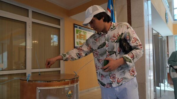 В Узбекистане открылись избирательные участки для голосования на референдуме по проекту новой конституции - Sputnik Узбекистан