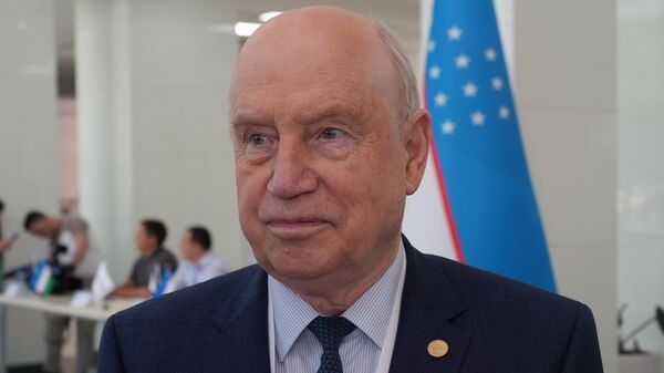 Generalniy sekretar SNG Sergey Lebedev na golosovanii po referendumu v Uzbekistane - Sputnik O‘zbekiston