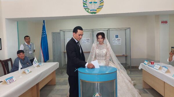 В Шерабадском районе Сурхандарьинской области на референдуме проголосовали молодожёны - Sputnik Узбекистан
