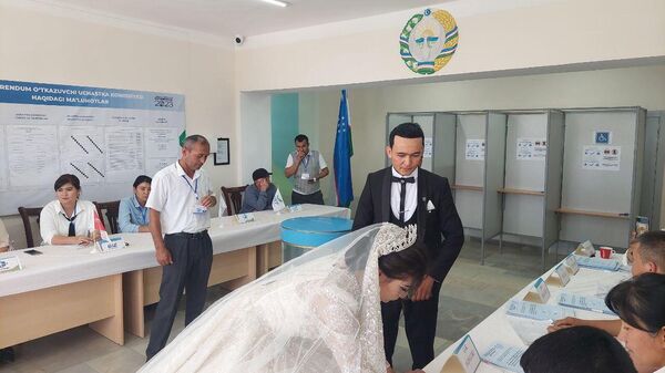 В Шерабадском районе Сурхандарьинской области на референдуме проголосовали молодожёны - Sputnik Узбекистан
