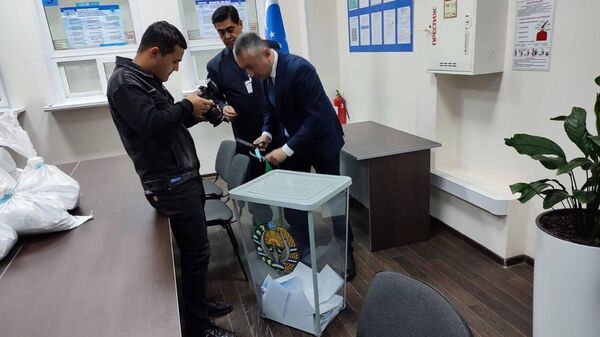 Во Владивостоке на участке в Консульстве Республики Узбекистан закончилось голосование на референдуме по внесению изменений в основной закон страны.  - Sputnik Узбекистан