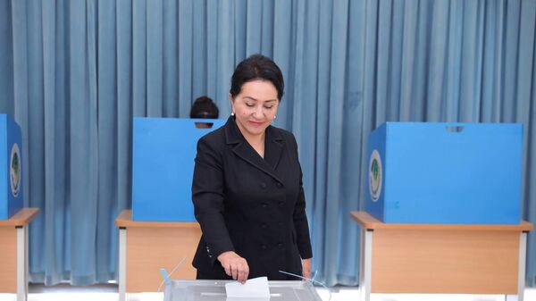 Predsedatel Senata Oliy Majlisa Tanzila Narbayeva otdala svoy golos na referendume. - Sputnik O‘zbekiston