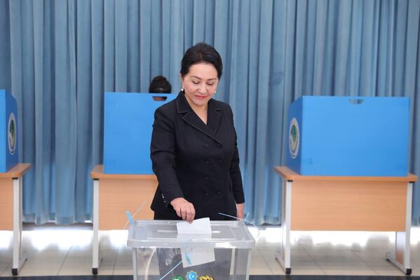 Танзила Нарбаева голосует на референдуме по внесению изменений и дополнений в Конституцию Узбекистана. - Sputnik Узбекистан