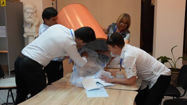 Подсчет голосов на участке референдума №121 - Sputnik Узбекистан