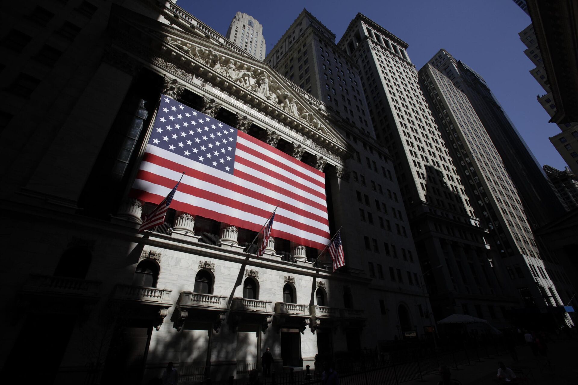 Американские флаги на здании Нью-Йоркской фондовой бирже в Нью-Йорке. - Sputnik Узбекистан, 1920, 04.08.2023