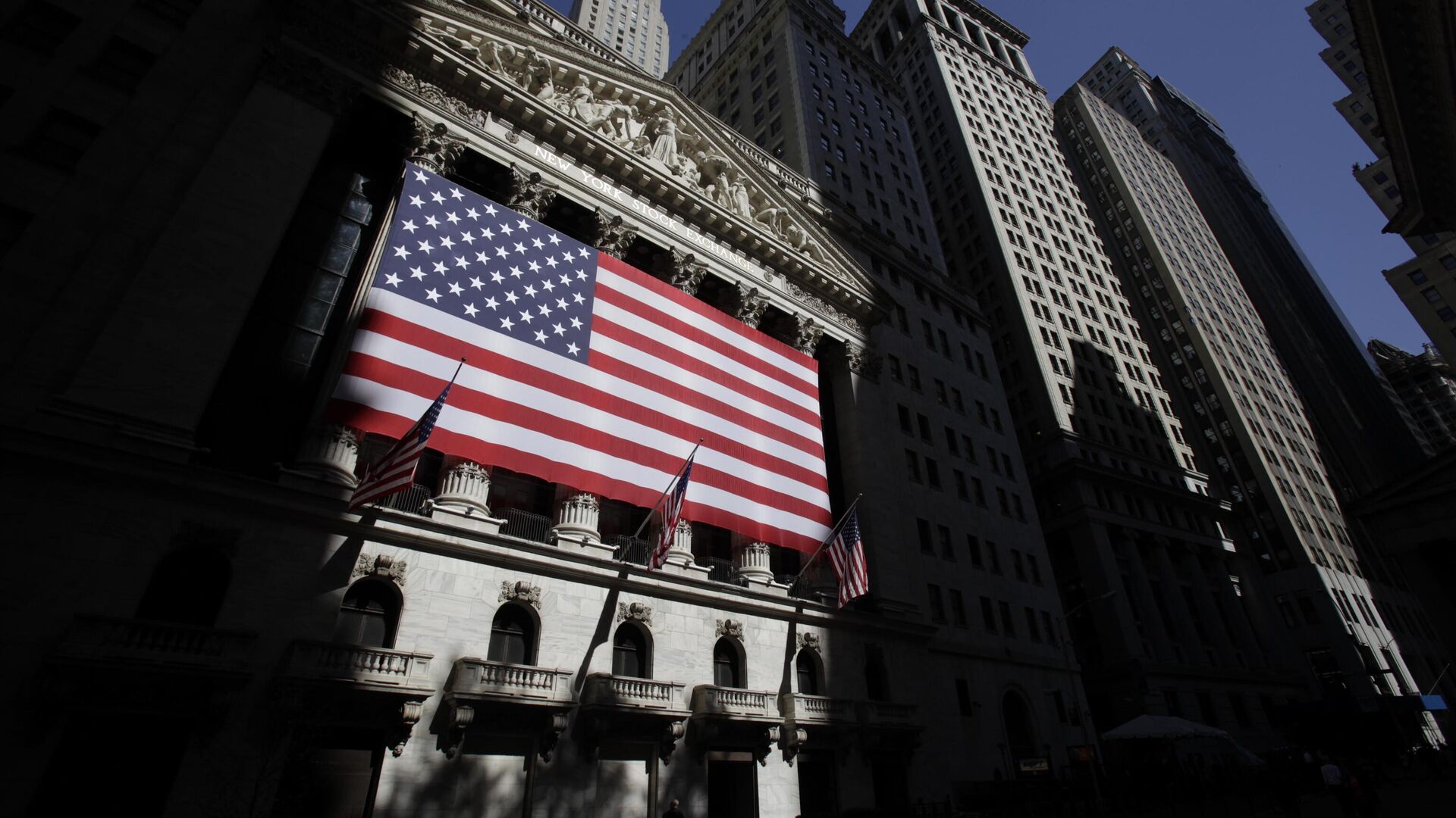 Американские флаги на здании Нью-Йоркской фондовой бирже в Нью-Йорке. - Sputnik Ўзбекистон, 1920, 10.01.2024