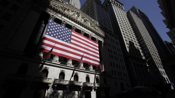 Американские флаги на здании Нью-Йоркской фондовой бирже в Нью-Йорке. - Sputnik Ўзбекистон