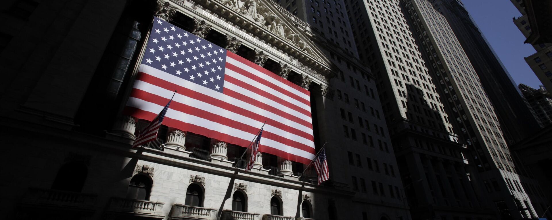 Американские флаги на здании Нью-Йоркской фондовой бирже в Нью-Йорке. - Sputnik Узбекистан, 1920, 31.10.2023