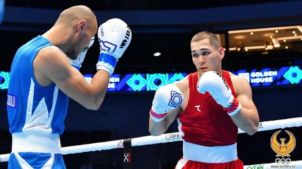 Shoxjaxon Abdullayev pobedil kirgizstansa Erkina Adilbeka-Uulu na chempionate mira po boksu v Tashkente. - Sputnik O‘zbekiston