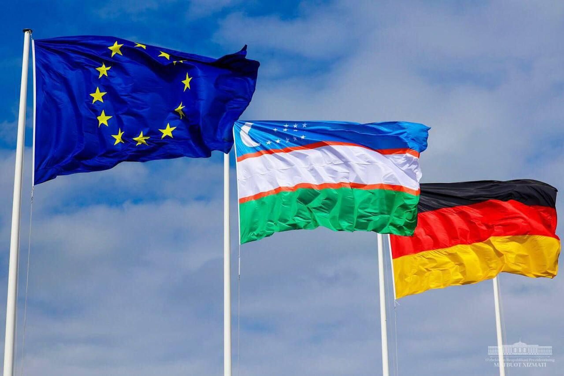Флаги Евросоюза, Узбекистана и Германии. - Sputnik Узбекистан, 1920, 02.05.2023